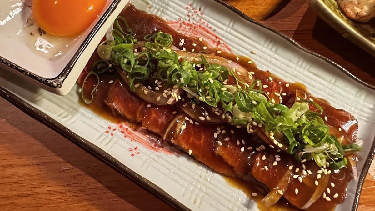 經過醬料醃製過後的肉品很夠味。（圖片來源：那間居酒屋）