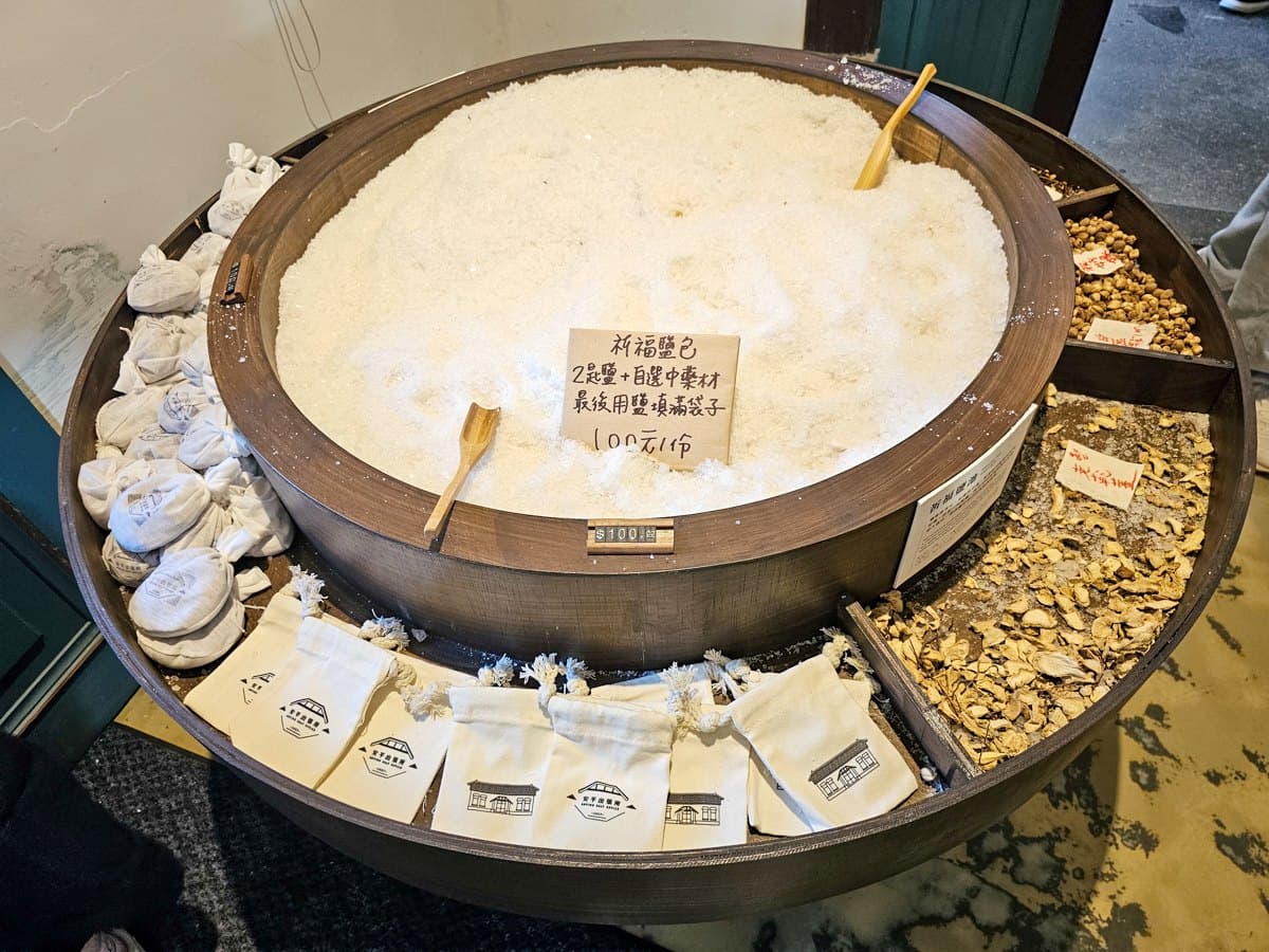 免費看呆萌小水豚！台南打卡爆紅免門票景點，366種生日鹽、彩色水晶瓶DIY