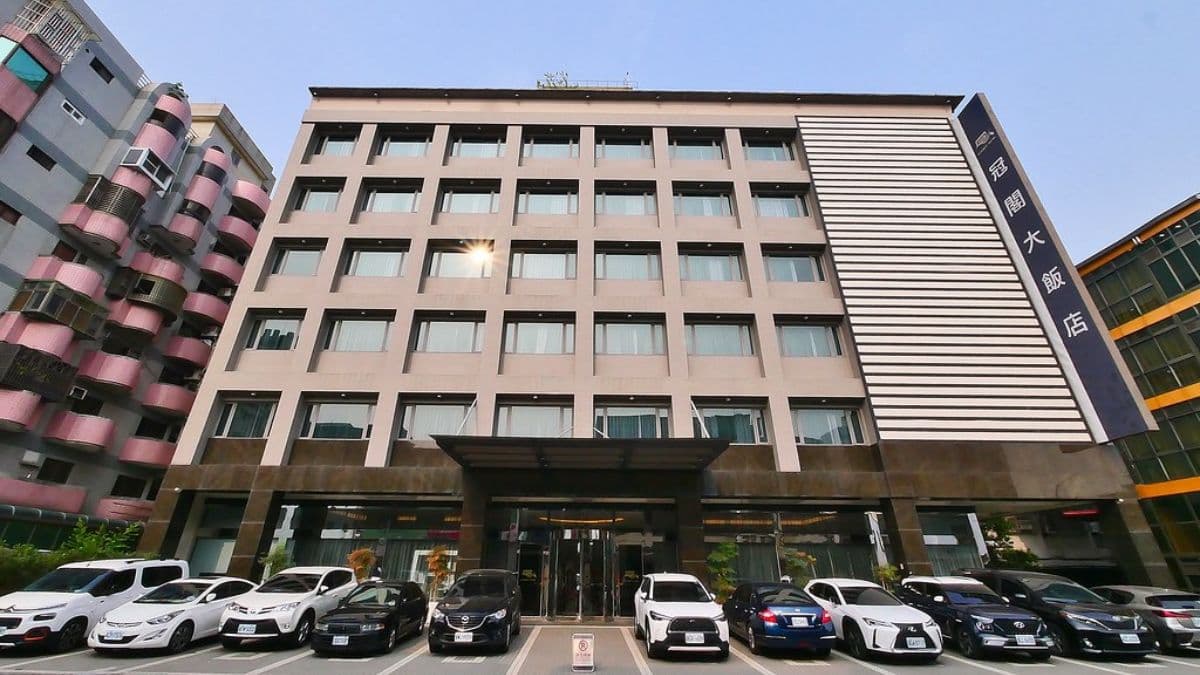 冠閣大飯店位在嘉義市市中心，飯店門口即可停車。（圖片來源：阿醜的吃喝玩樂）