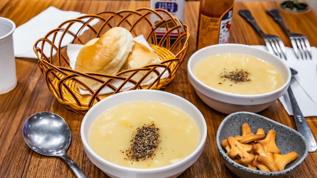 自助區有玉米濃湯、飲料和小點心，用餐還有送２個現烤爆漿餐包。（圖片來源：大手牽小手。玩樂趣）