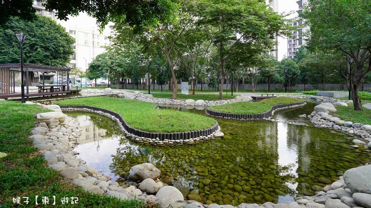蜜糖公園設計了玩水區域，夏天來踩水超級消暑。（圖片來源：猴子【東】遊記）