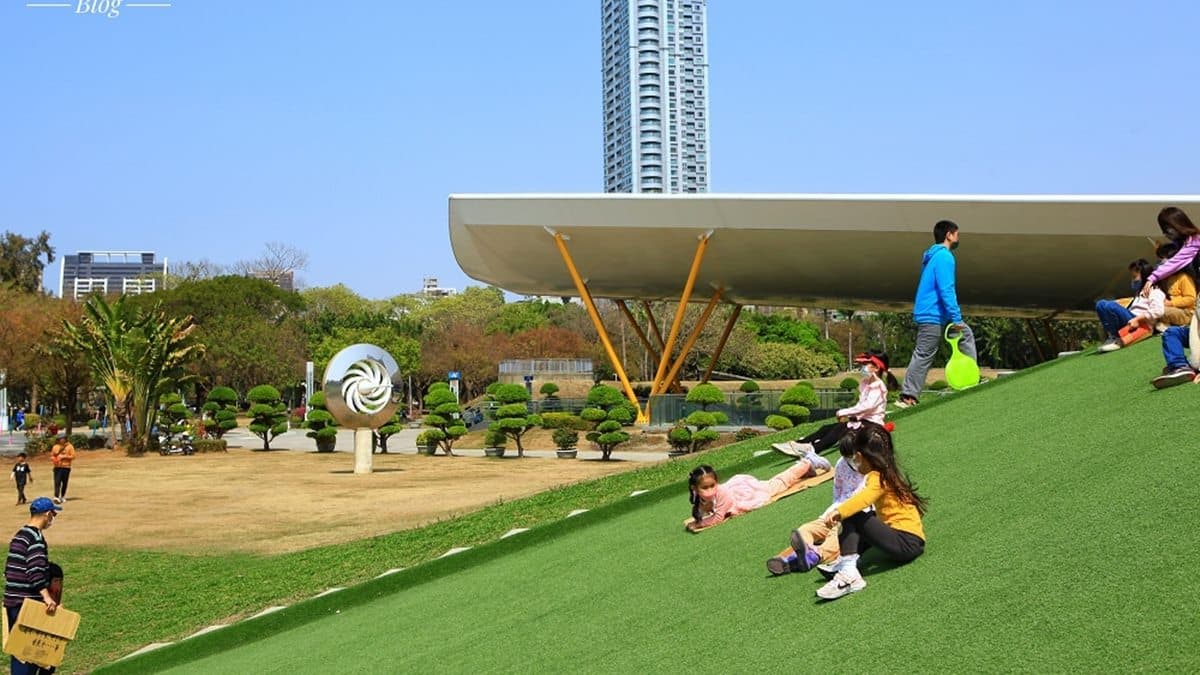 滑草坡上，孩子們用厚紙板，一口氣往下滑玩得開心。（圖片來源：可大王愛旅行）