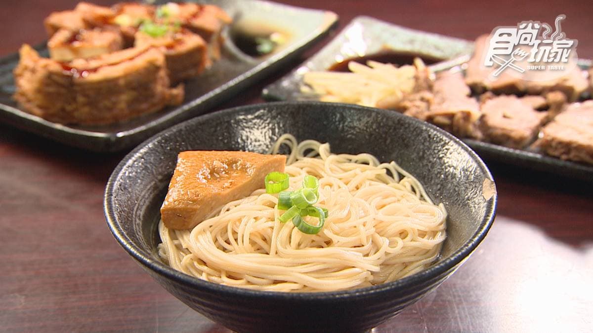 許多饕客也會點「茶油麵線」搭在一起吃。