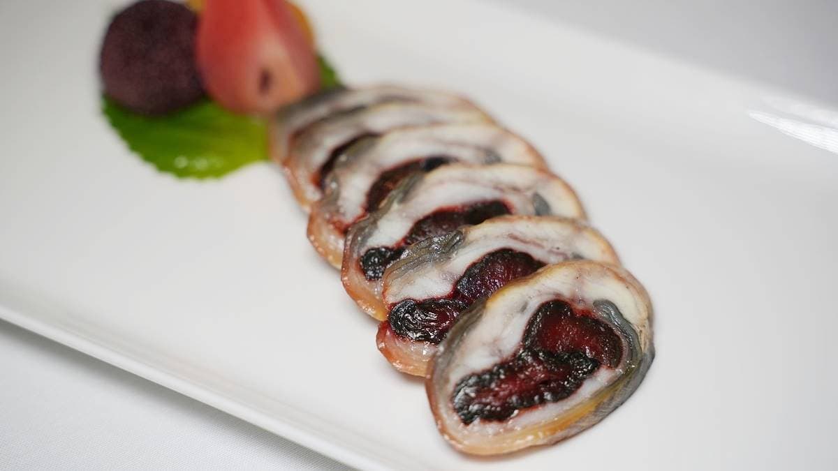 特色菜「煙燻梅子鰻」以去骨鰻魚包裹煙燻梅子，搭配別具新意。（圖片來源：東蛙池塘）