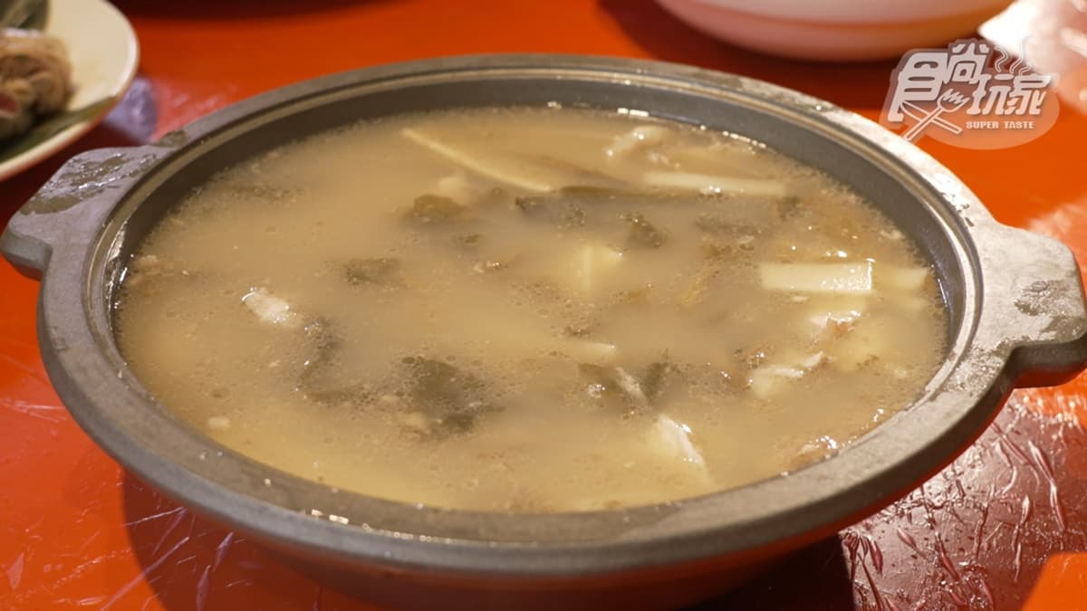「福菜豆乾酸筍湯」的福菜香味很香，湯頭酸甜夠味。