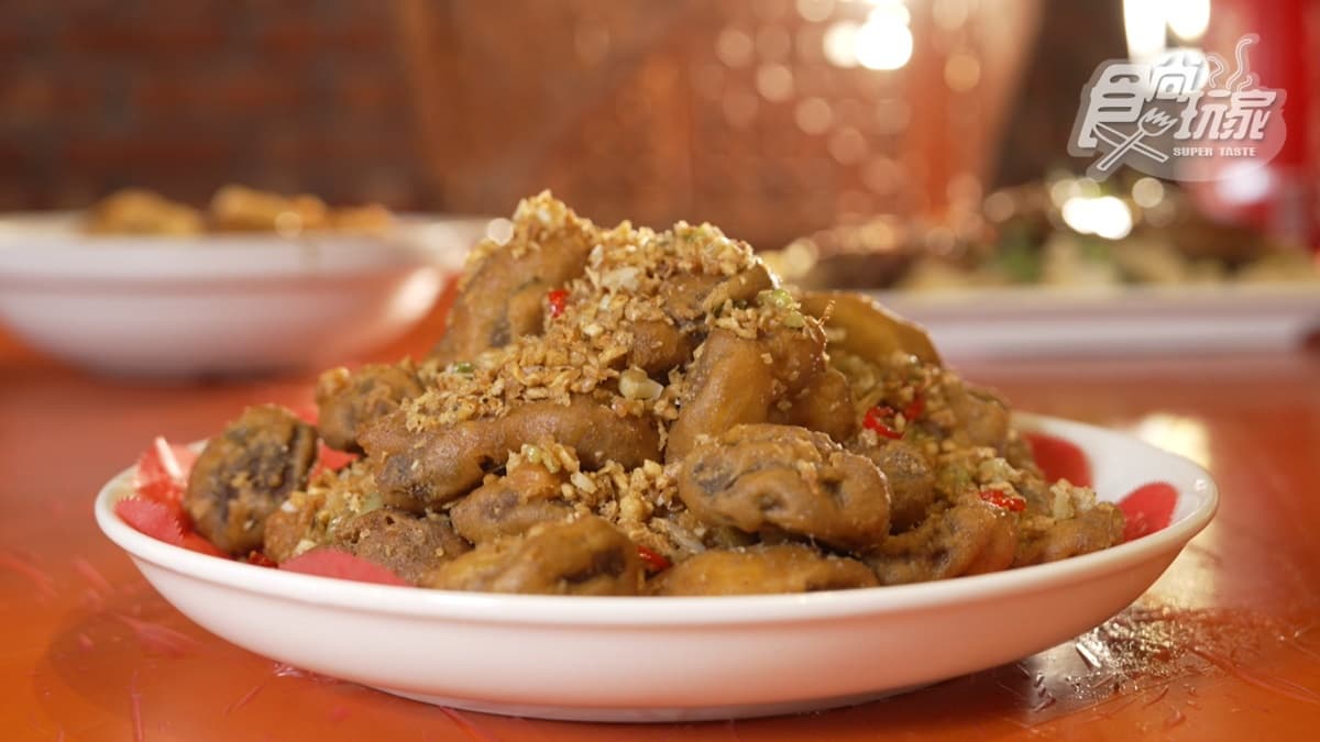「避風塘炸菇菇」十分有特色，也很唰嘴。