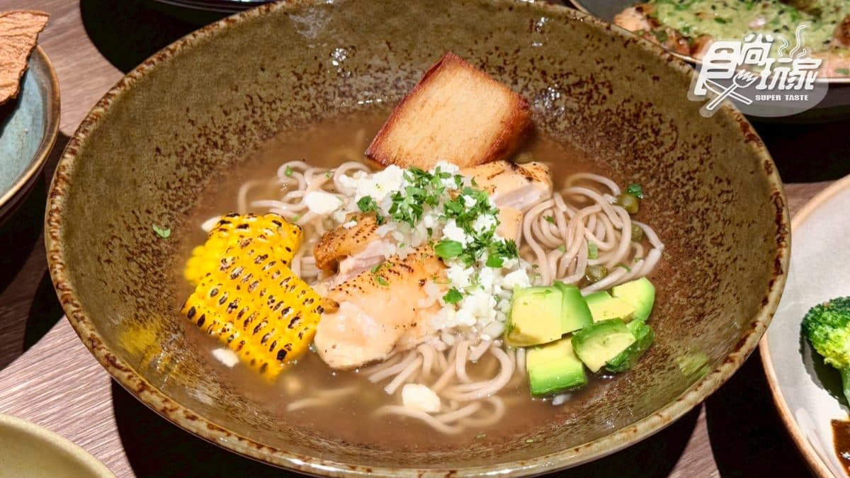 「雞湯蕎麥麵」以雞骨慢熬10小時高湯為基底，融合馬鈴薯的濃稠感、滑嫩雞肉與酪梨的油潤香氣。