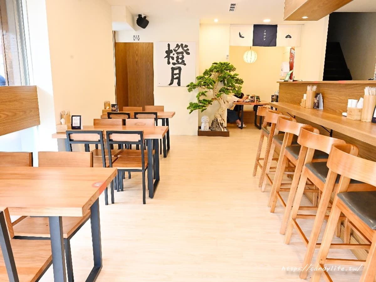 店裝以木地板搭配木桌椅，營造出溫馨舒適的用餐氛圍。（圖片來源：糖糖’s享食生活）