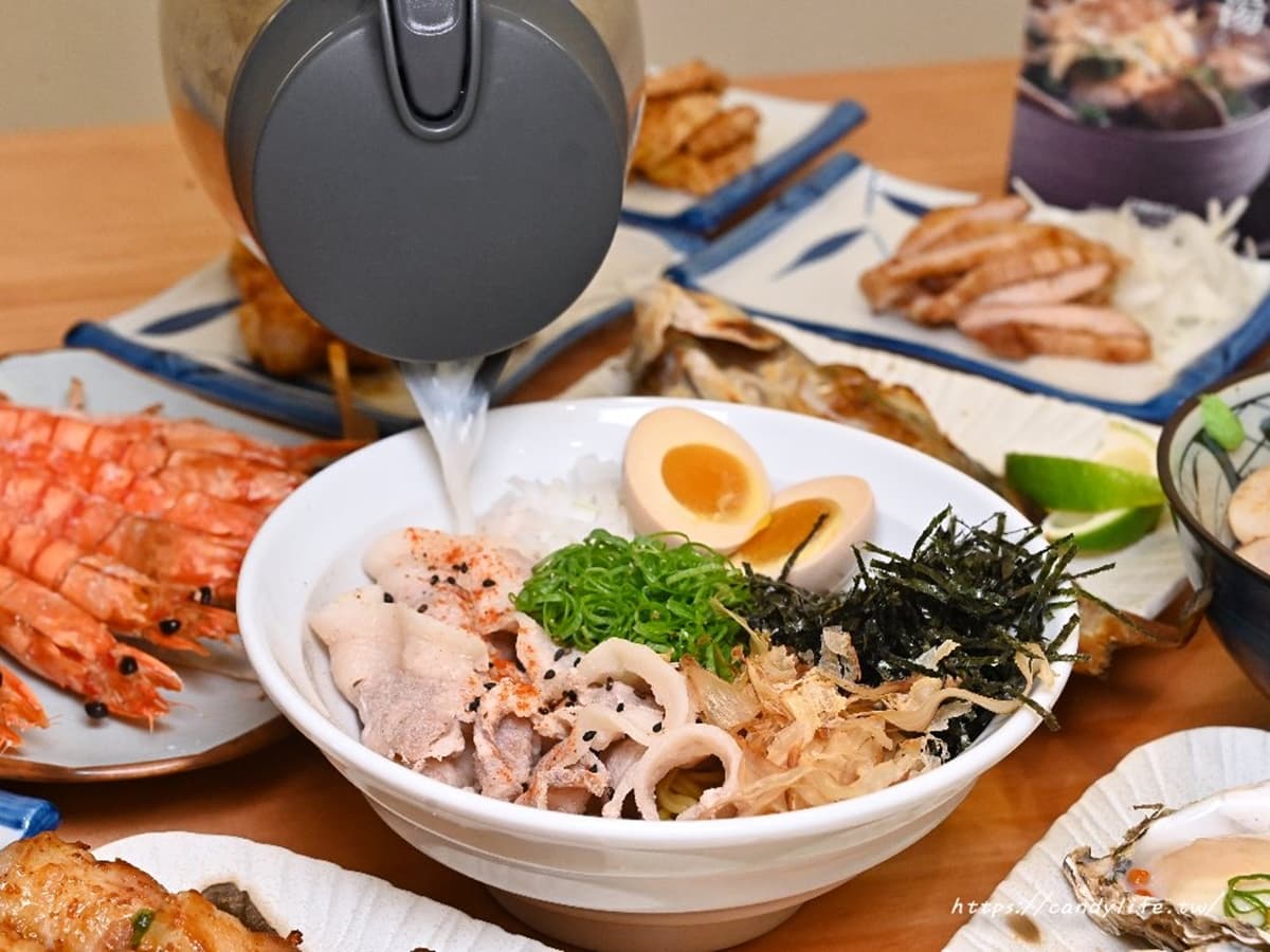 這道豆奶豚肉淋麵超特別，是以乾麵上桌，採自行加湯方式。（圖片來源：糖糖’s享食生活）