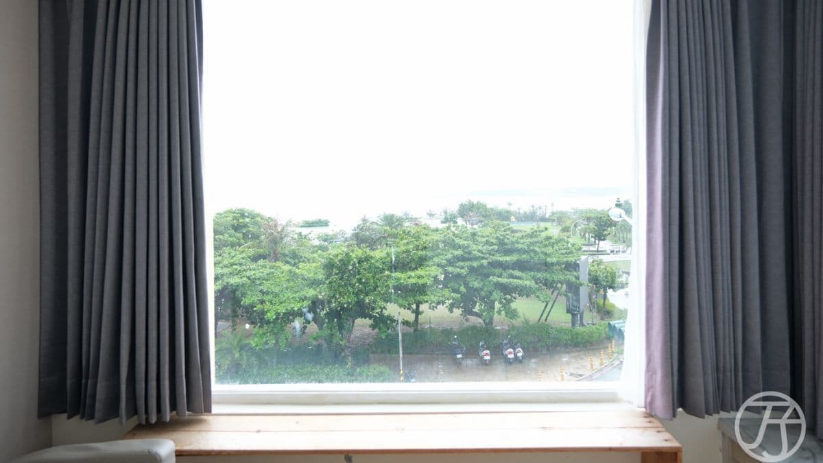 房間採L形雙側開窗，引入戶外自然光線，採光十分足夠。（圖片來源：JJ.Hsu）