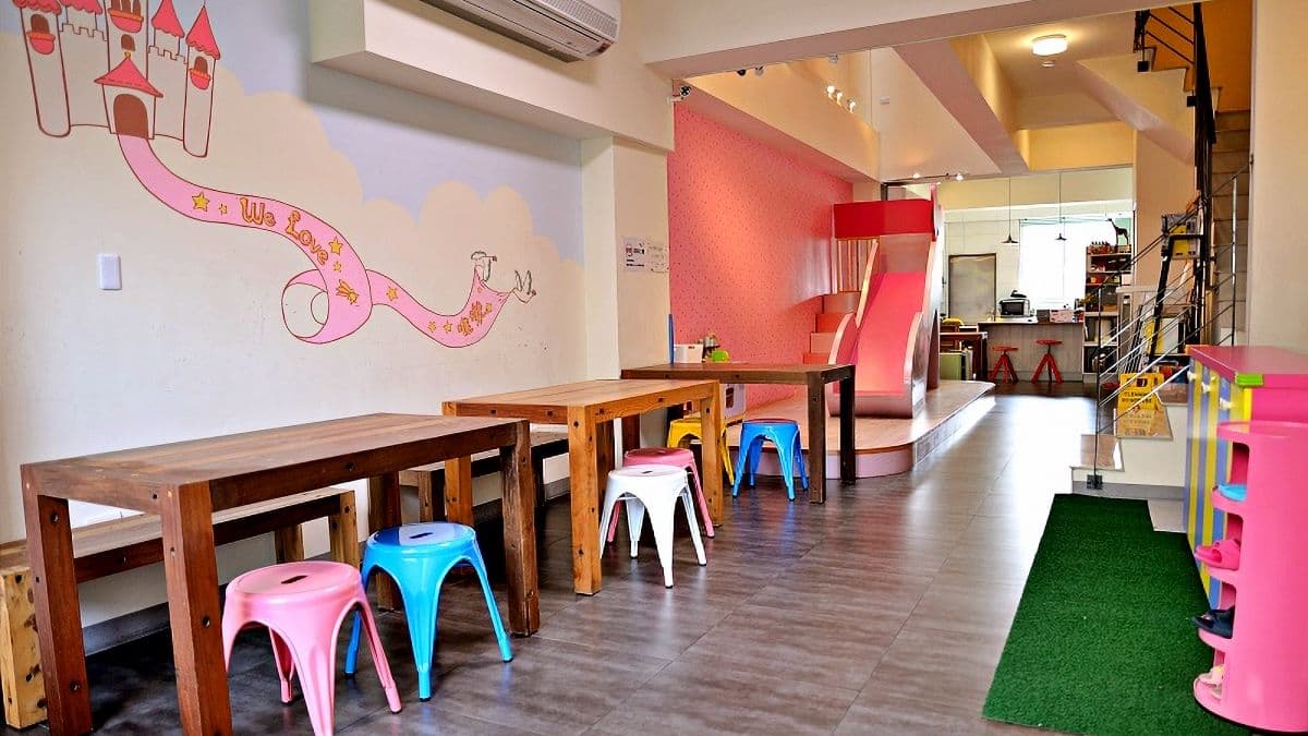 走進民宿大廳，有種進入幼兒園的感受。（圖片來源：Ken&Alice玩樂誌）