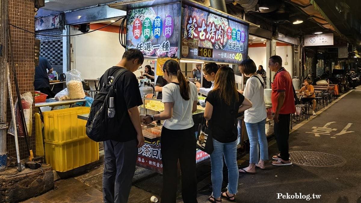 地點位於湳雅夜市中段，用餐時段總是人潮滿滿。（圖片來源：PEKOのSimpleLife）