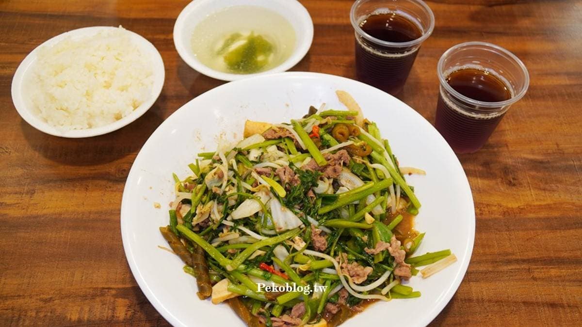 內用提供白飯、熱湯、飲料可以無限自取。（圖片來源：PEKOのSimpleLife）