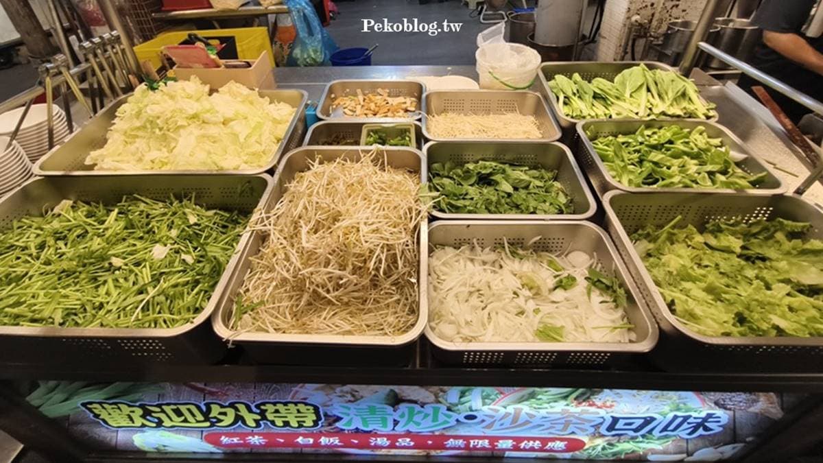 攤位前約有12種青菜配料，通通可以自由夾取。（圖片來源：PEKOのSimpleLife）