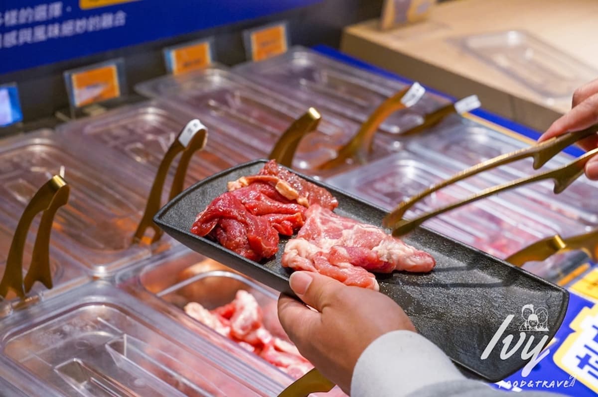 肉品和海鮮區有沙朗牛、豬梅花、雞腿排、鮮蝦、鯛魚下巴等共有14種可選。（圖片來源：艾薇覓食趣）
