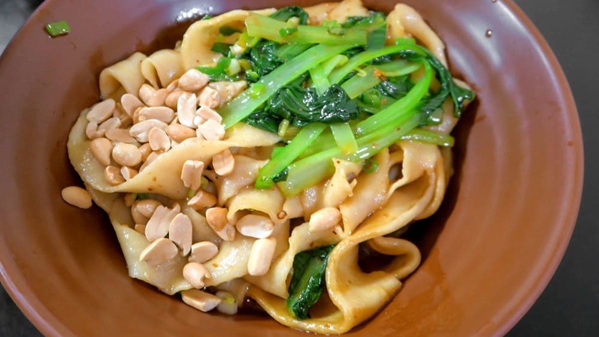 「油潑麵」寬長的麵條，口感非常Ｑ彈有勁道。（圖片來源：小米蟲的米缸）
