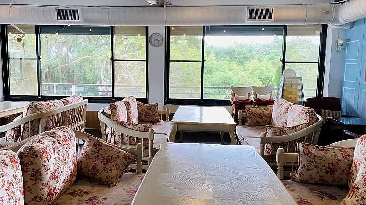 室內座位相當寬廣舒適，還有公主沙發座位區。（圖片來源：大海愛上藍天旅遊日記分享）