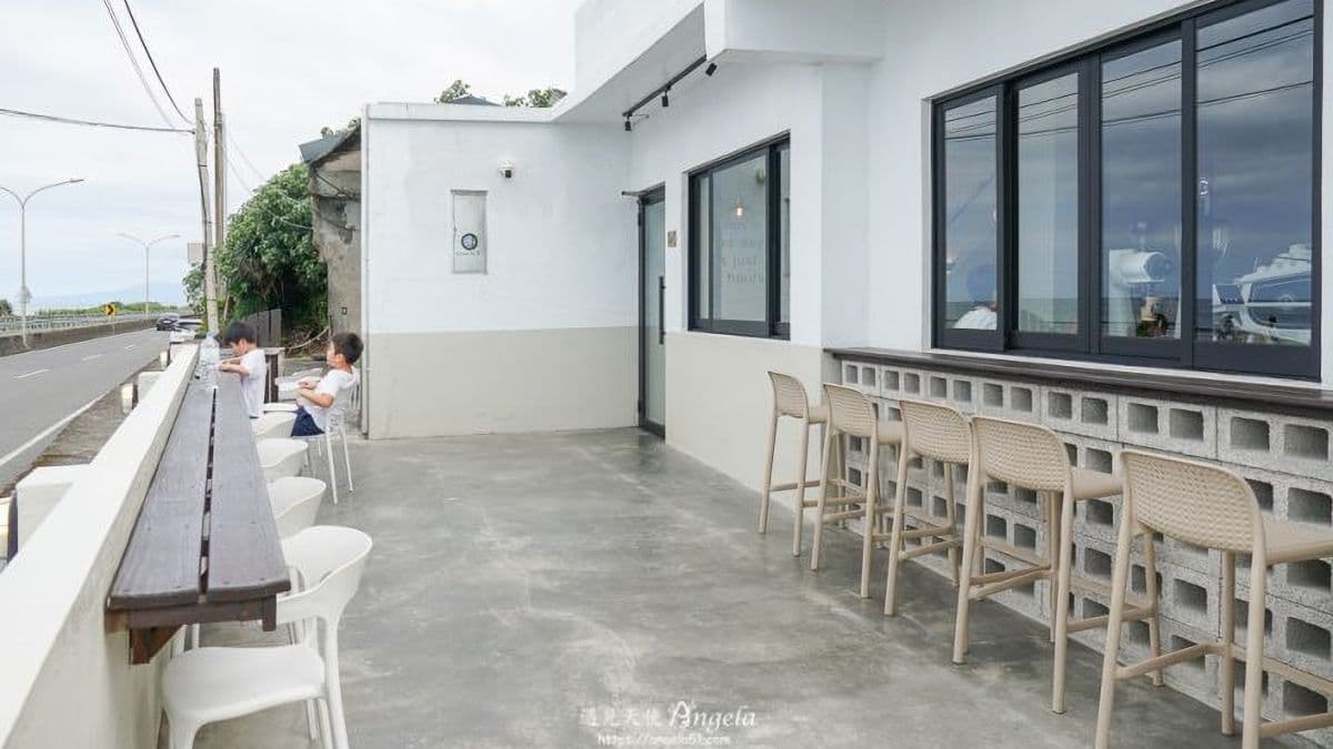夏天傍晚時間，氣溫不那麼炎熱就很適合坐在戶外區吹海風看看海。（圖片來源：遇見天使Angela）