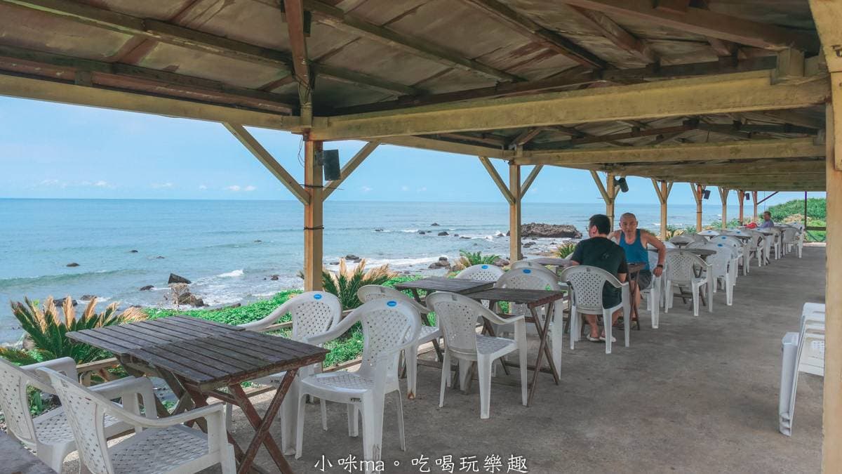 有遮陽的戶外座位也很受大家喜愛，可以吹著海風又不怕曬。（圖片來源：小咪ma．吃喝玩樂趣）