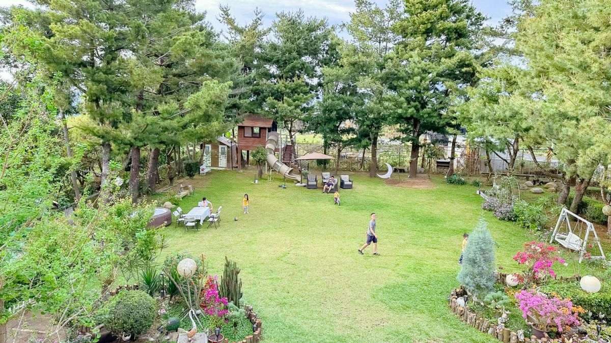 大草坪上有2層樓樹屋溜滑梯、鞦韆與SPA戲水池。（圖片來源：Ann媽&RT爸的旅行生活日誌）