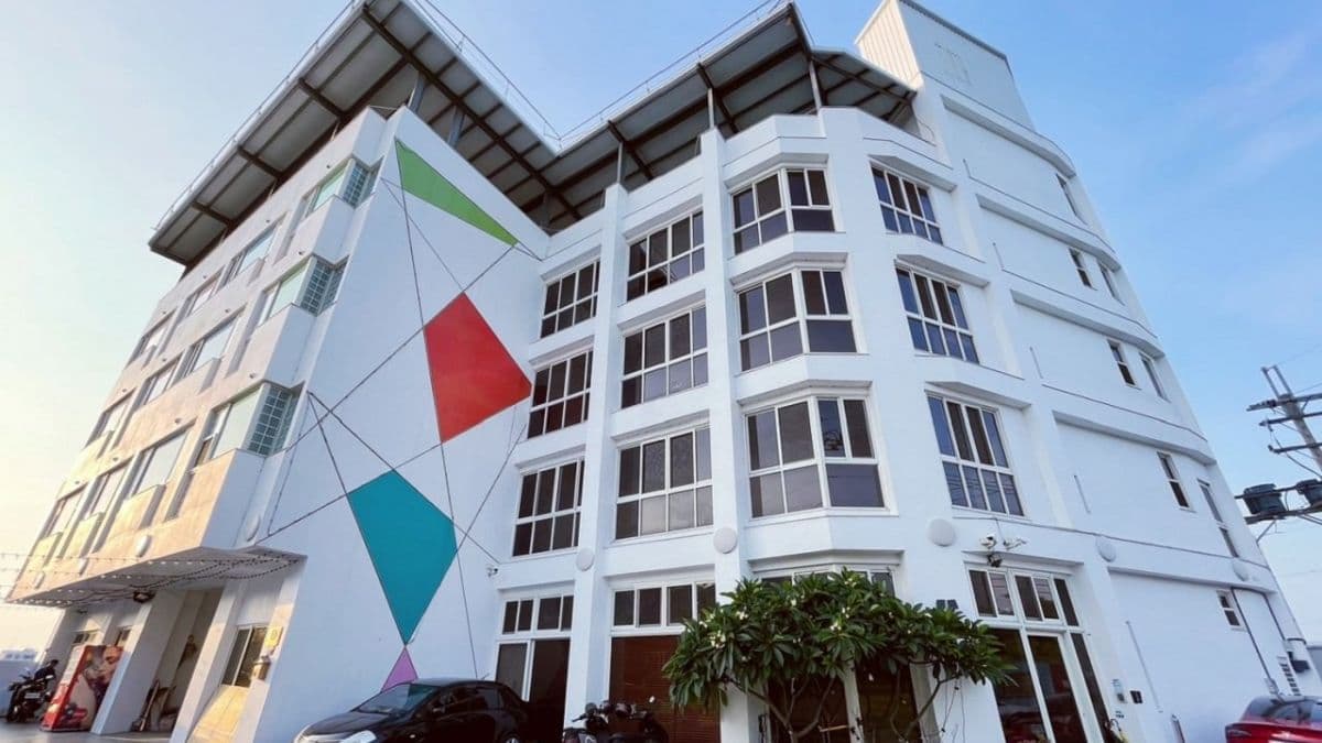 外觀純白建築主體搭配單牆幾何色塊與線條。（圖片來源：引線木偶）