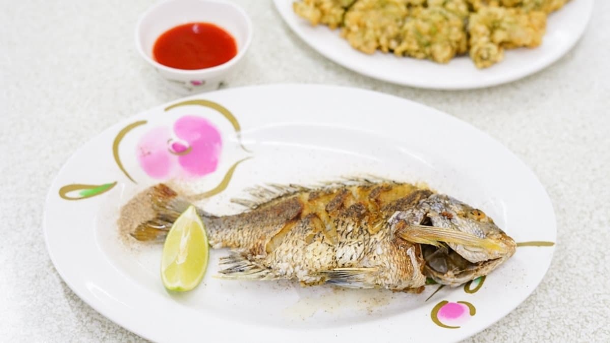 小黑鯛魚，大火乾煎過的外皮金黃酥脆。(圖片來源：美食旅遊生活分享。欣晴)