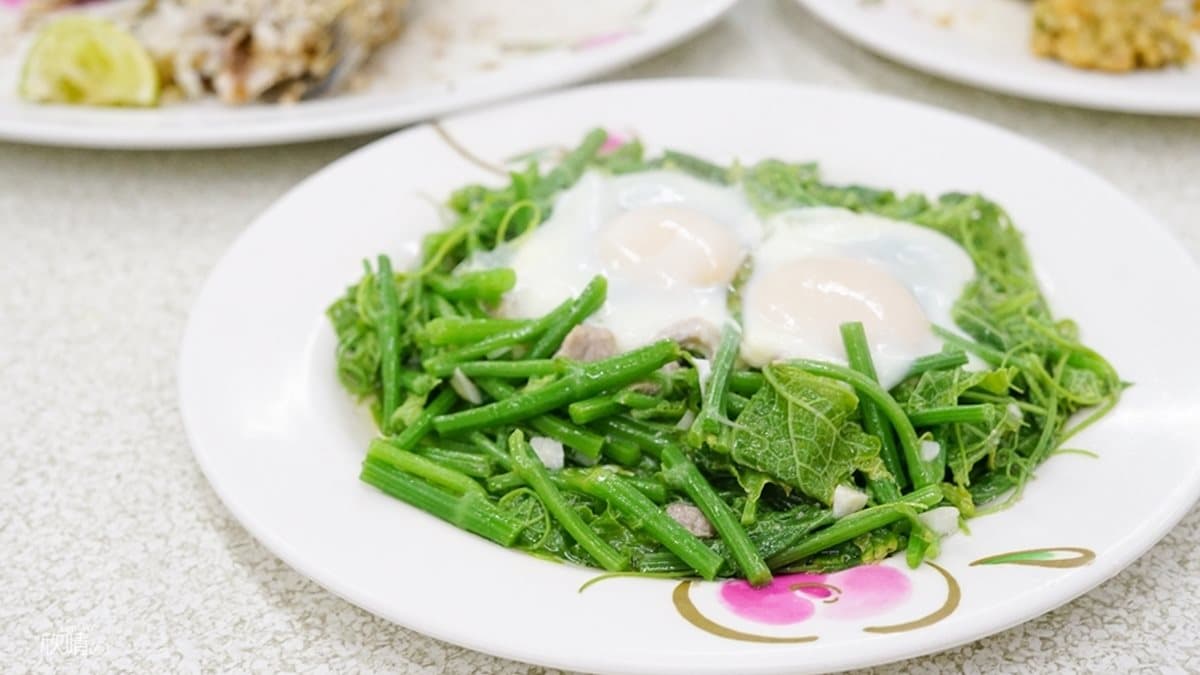 兩顆半熟蛋搭配的龍鬚菜，多了滑順的口感。(圖片來源：美食旅遊生活分享。欣晴)
