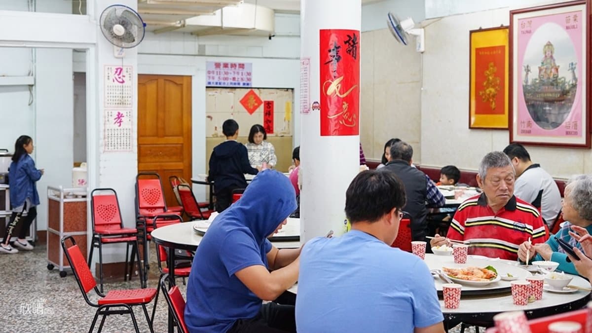 阿標海產店旁邊就有附設停車場。(圖片來源：美食旅遊生活分享。欣晴)