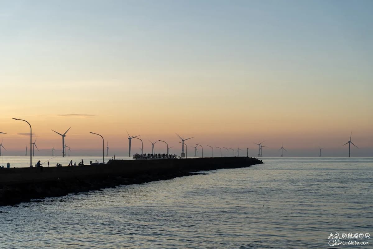 橋上能遠眺無邊的海洋，還能欣賞到夕陽西下景色。（圖片來源：勞鼠探世界）