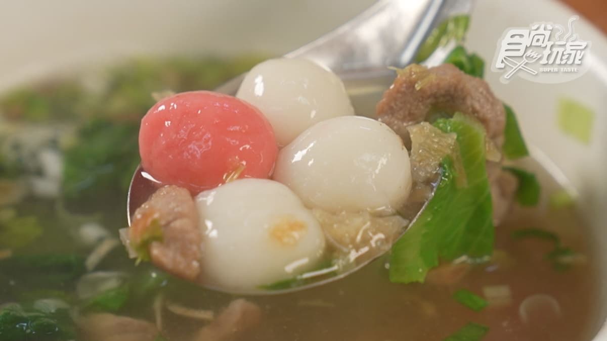 「紅白鹹湯圓」湯頭吃得到油蔥香的香味。