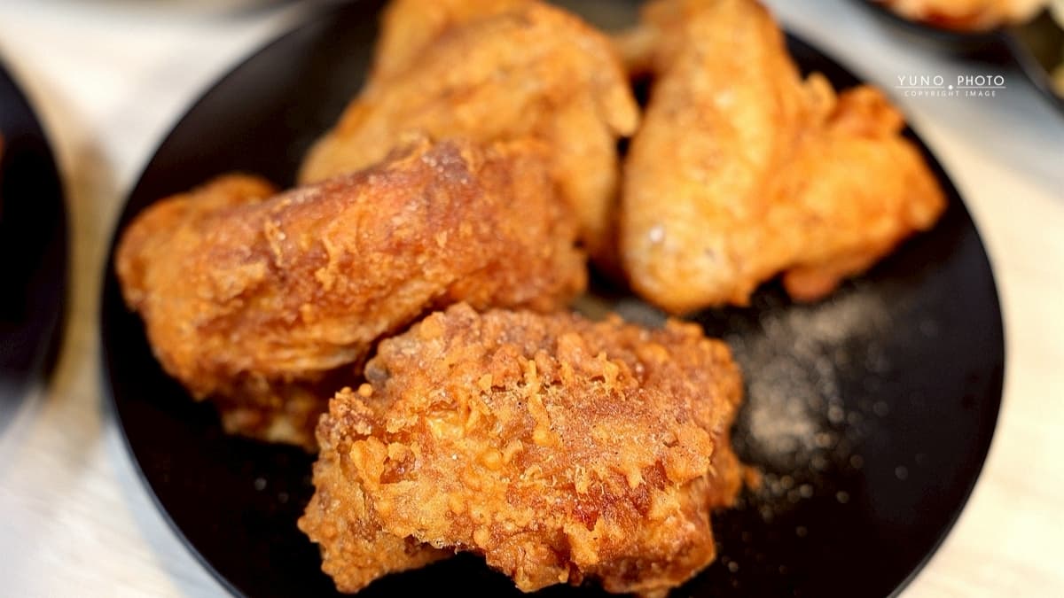 炸雞表皮金黃酥脆，肉質鮮嫩多汁。（圖片來源：YUNO的吃喝玩樂日記）