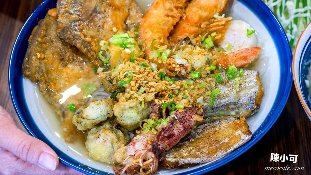霸王米粉湯料裝滿滿、海鮮份量多。（圖片來源：陳小可的吃喝玩樂）