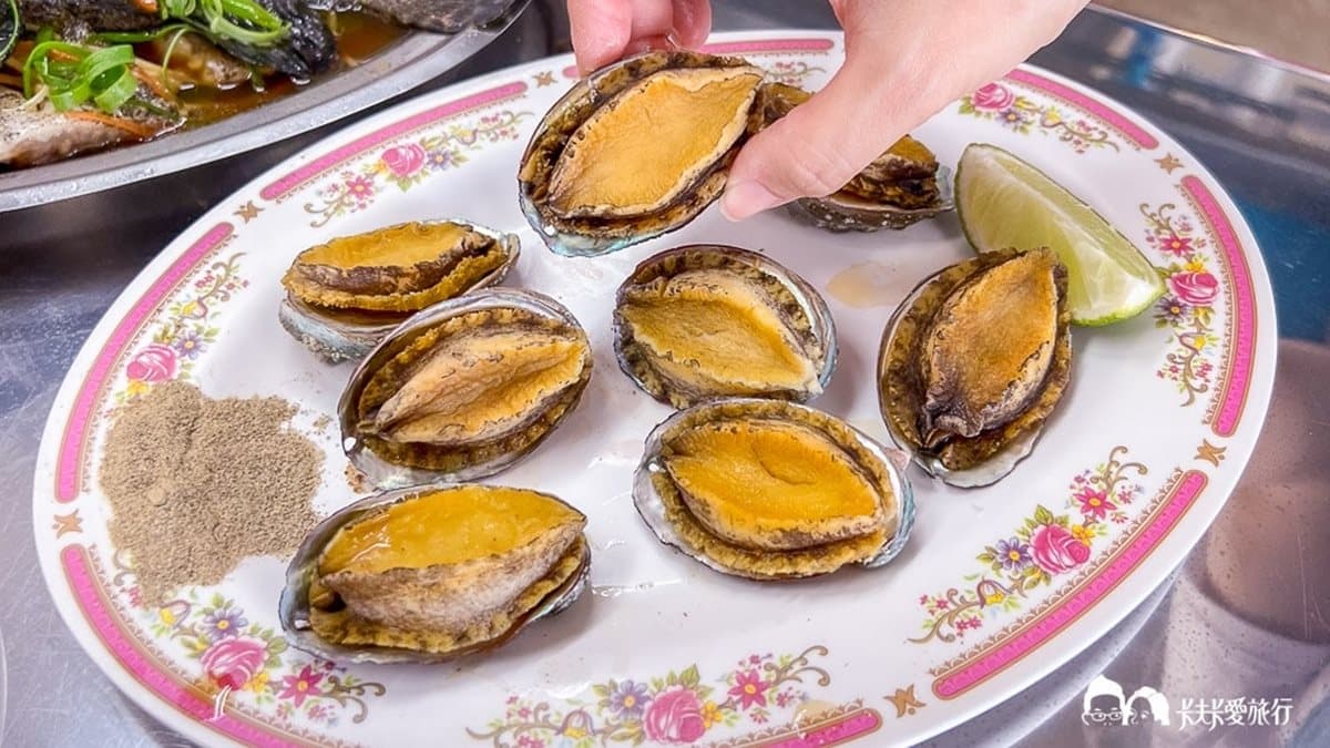 蒜蒸九孔鮑簡單調味，就非常美味。（圖片來源：卡夫卡愛旅行）