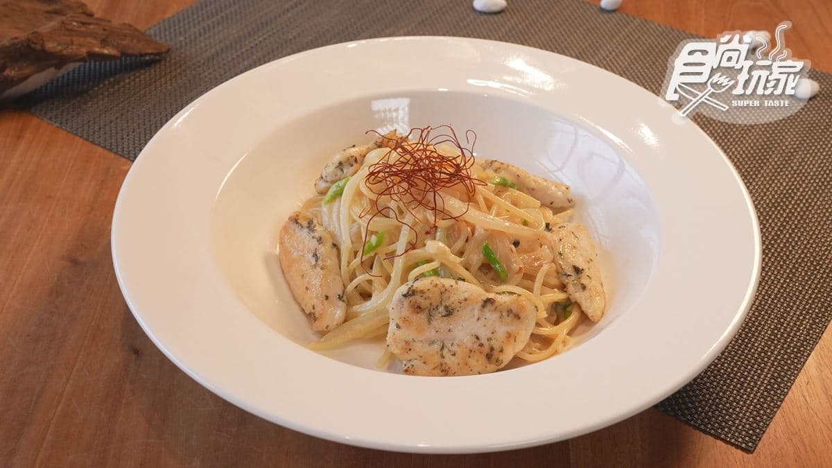 「阿霞的鳳梨豆腐乳雞肉義大利麵」的豆腐乳醬汁帶有鳳梨的微甜口感。