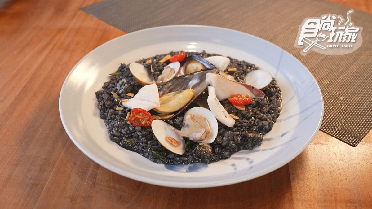 「黑色幽默墨魚燉飯」吃起來很清爽，鮮味滿滿。