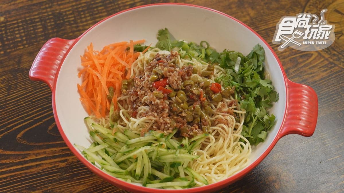 特製的麻辣涼麵，加了酸豆角非常開胃。