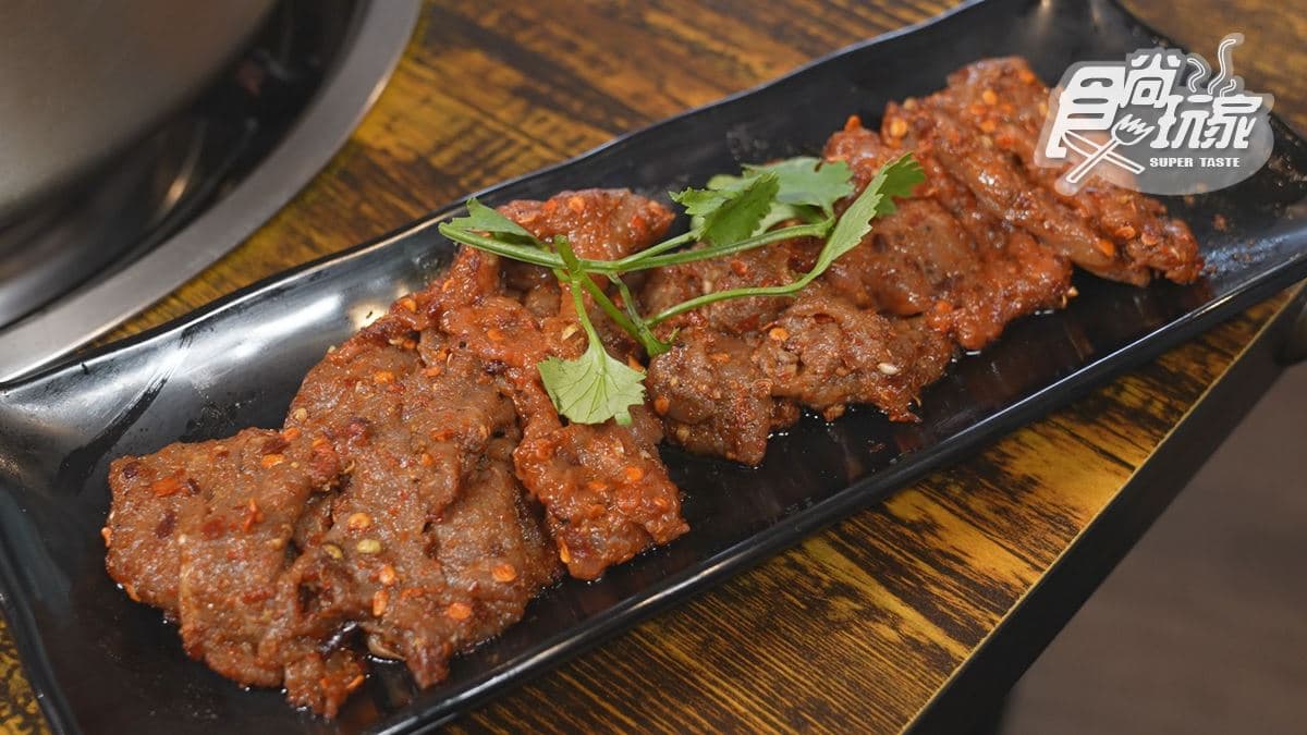 麻辣嫩牛肉片是秘方醃製而成。