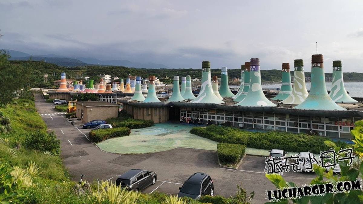 小漁村創設富基魚貨直銷中心後，變成了熱鬧的漁獲集散地。（圖片來源：旅充小日子）