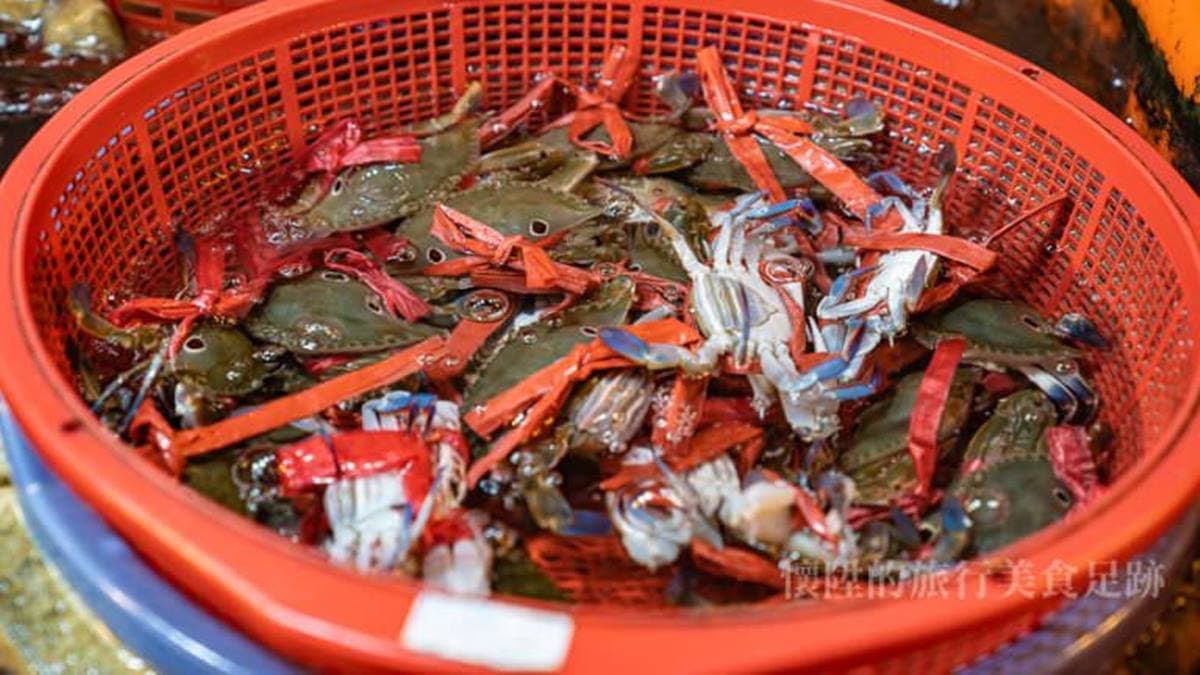 布袋港漁市場遠近馳名，販售的海鮮種類齊全。（圖片來源：懷陞足跡）