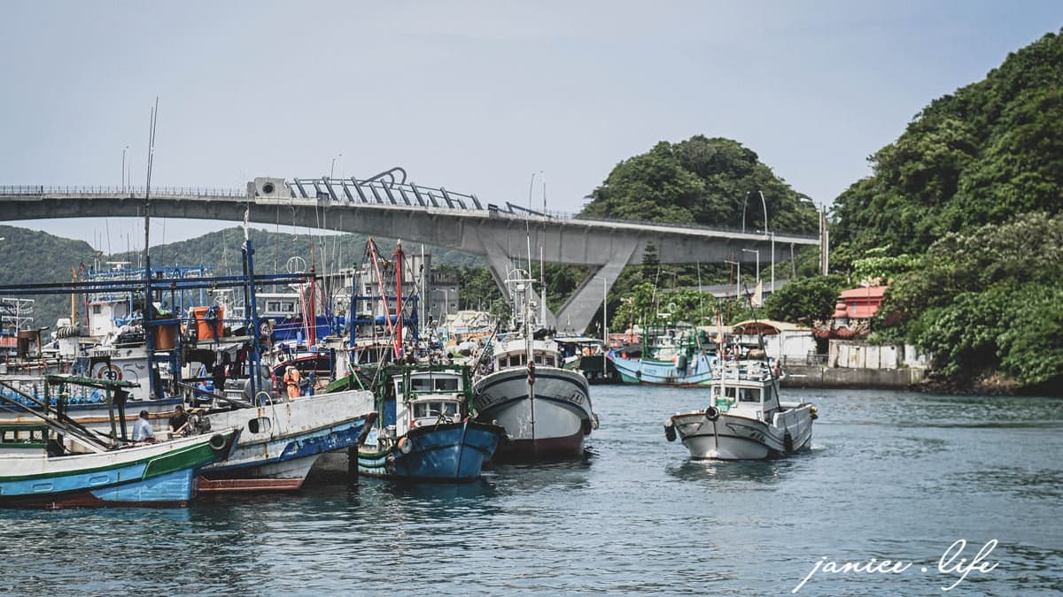 純樸漁村小鎮風情，讓南方澳漁港成為宜蘭人氣景點之一。（圖片來源：潔妮食旅生活）