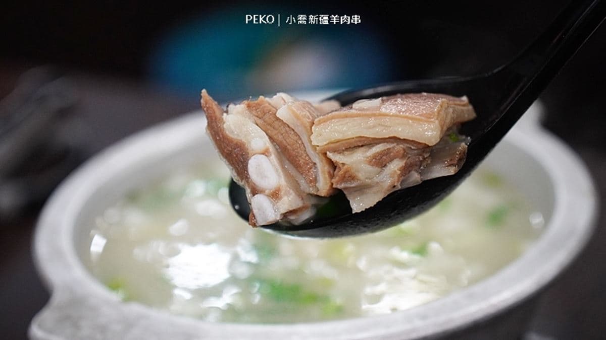 「清燉羊肉湯」肉質鮮嫩，湯頭充滿洋蔥的香甜味。（圖片來源：PEKO の Simple Life	）