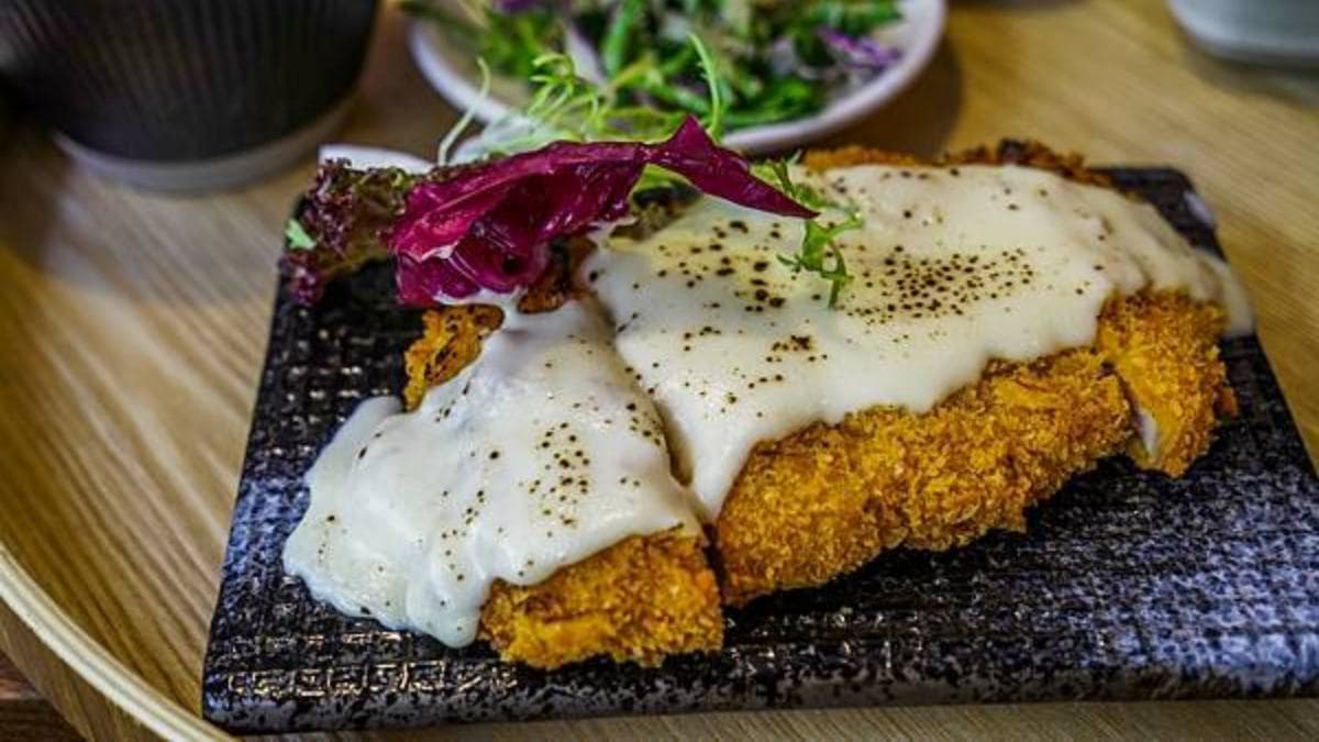 炙燒熔岩起司炸豬排，外層酥脆且肉質鮮嫩多汁。 （圖片來源：多肉動物-以食物為座標的女人）