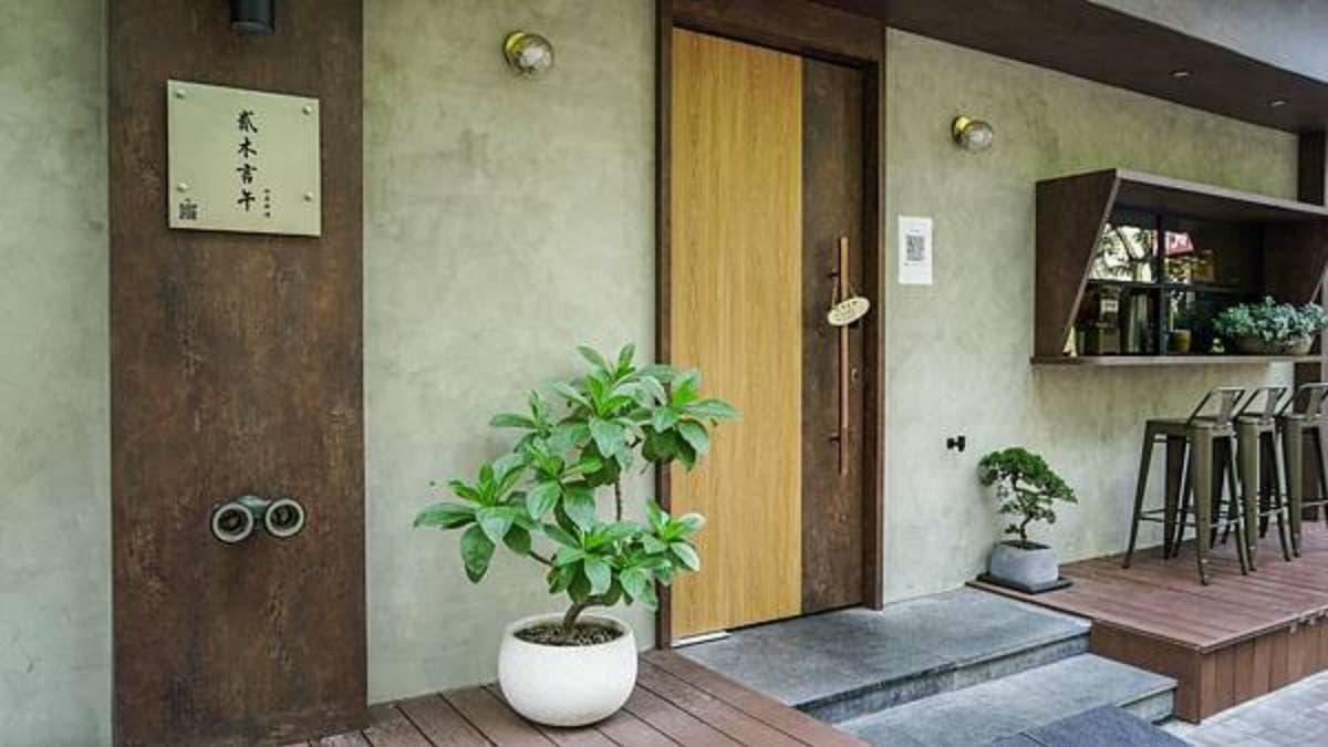 「貳木言午」位於綠蔭盎然的高雄文化中心周邊。（圖片來源：多肉動物-以食物為座標的女人）