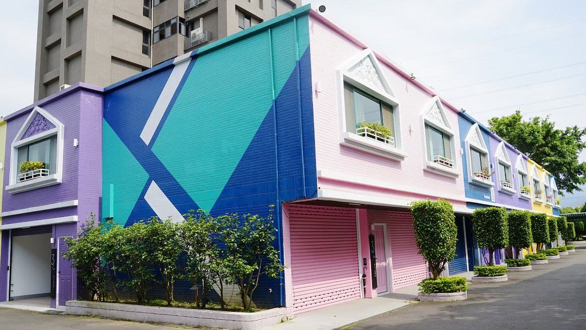 房間外牆上刷上了七彩顏色，望過去非常漂亮可以媲美正濱港口彩色屋。（圖片來源：東蛙池塘）