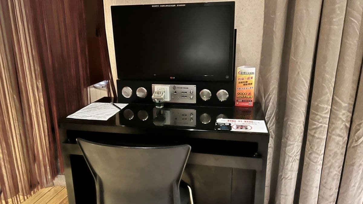 房間外有台電腦可以使用。（圖片來源：勺勺吃喝玩樂）