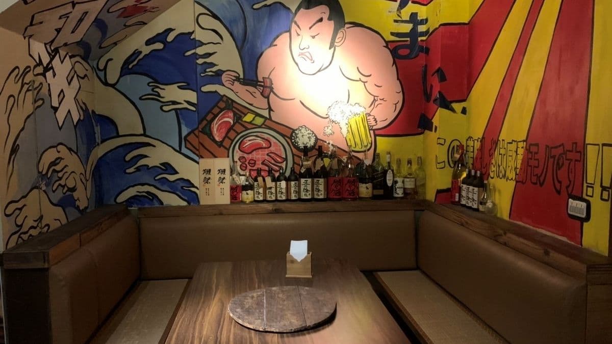 炙燒肉座位空間舒適很日式。（圖片來源：勺勺吃喝玩樂）