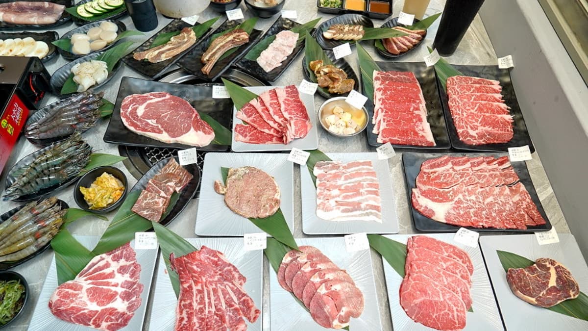 肉品、海鮮、蔬菜、小菜、飲品、醬料通通都是無限享用。（圖片來源：大口老師的走跳學堂）