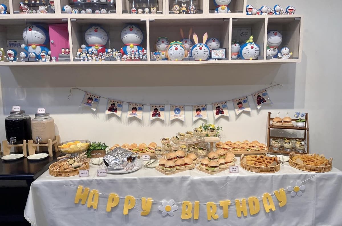 店內有許多哆啦A夢的蹤跡。（圖片來源：Happy Mama 親子餐廳）