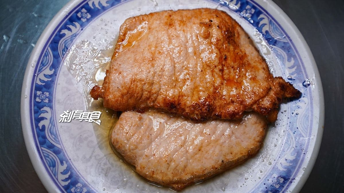 薄切豬排醃漬後，炸到外層微微香酥，咬下去還有一點肉汁。（圖片來源：剎有其食）