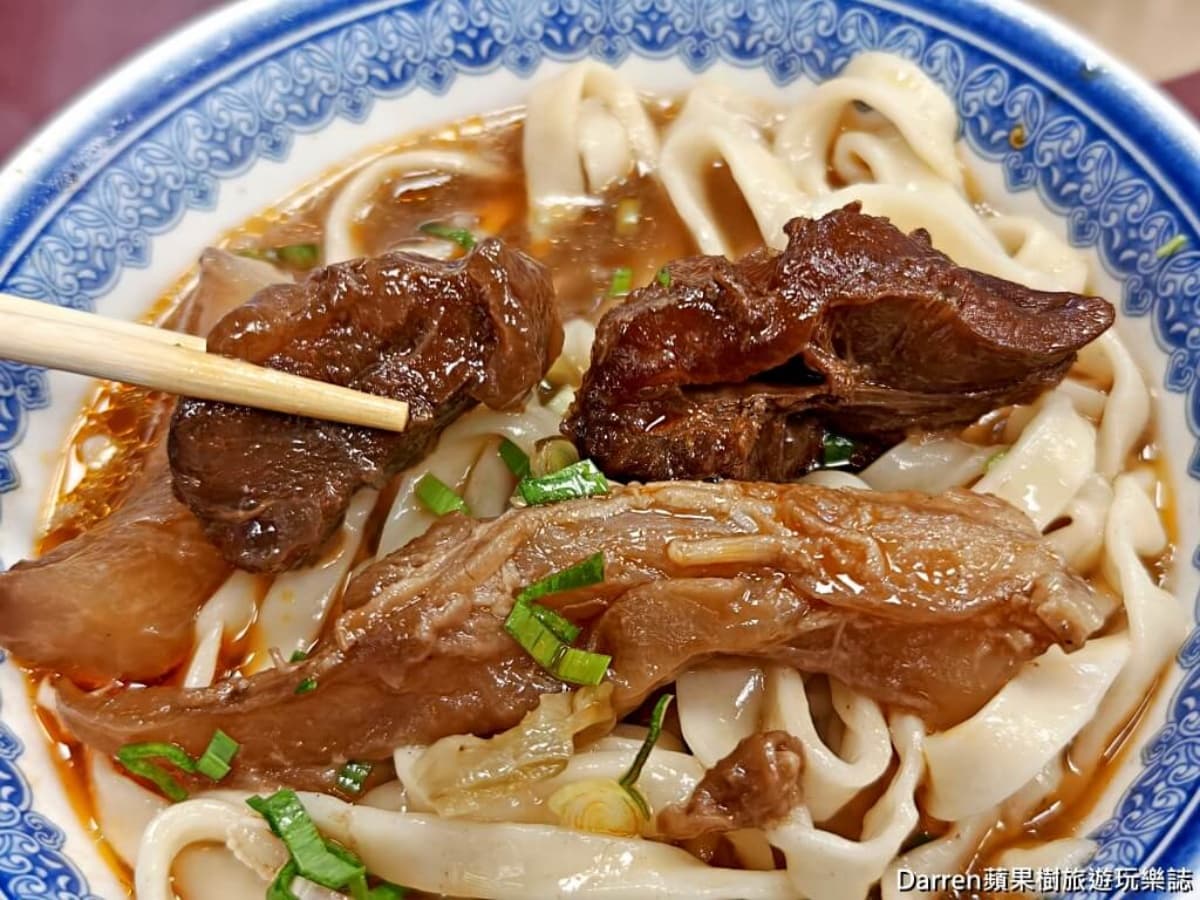 免費加湯、續麵吃到飽！70年「老字號牛肉麵」最低90元起，必嗑半筋半肉麵